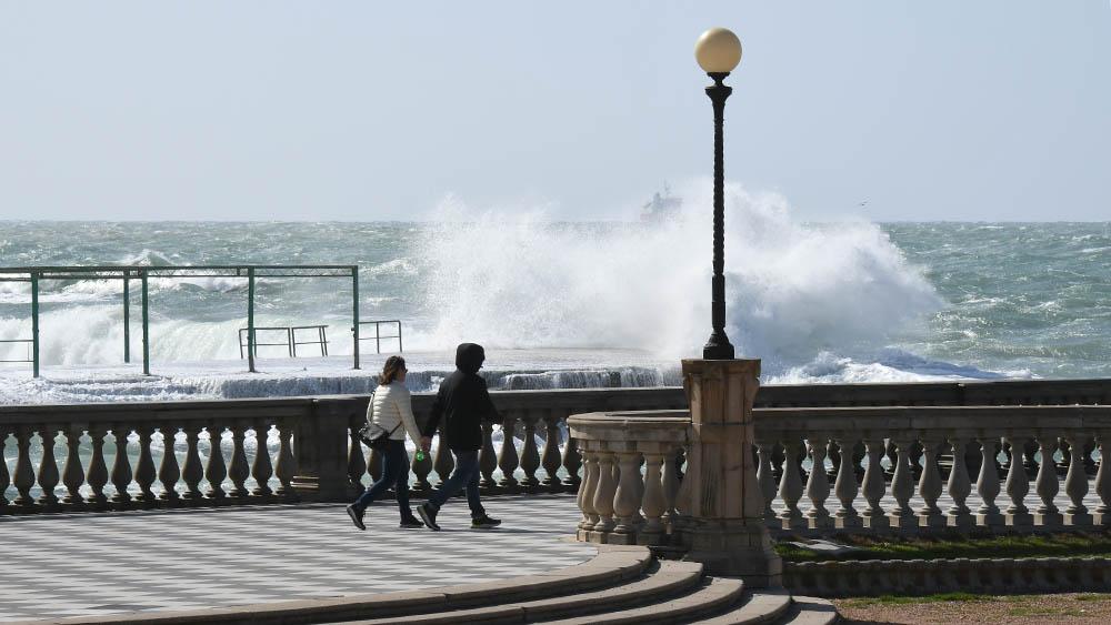 Allerta meteo in Toscana per mareggiate e vento forte