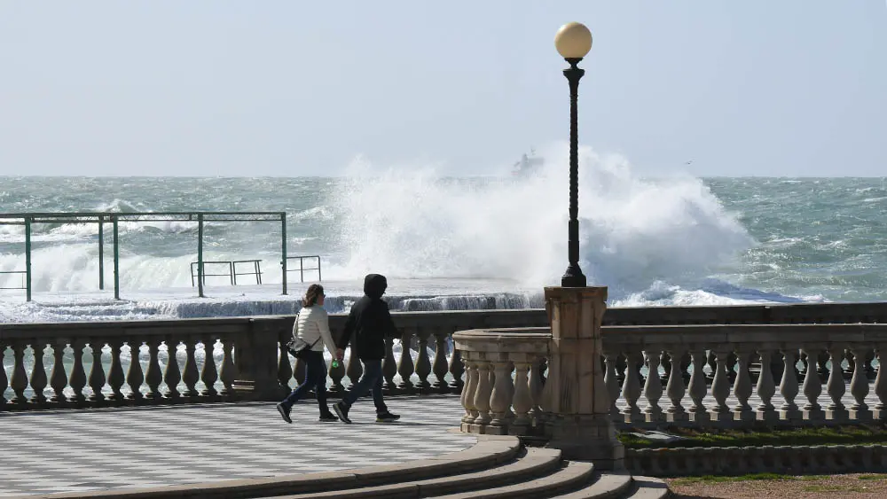 Allerta meteo in Toscana per mareggiate e vento forte