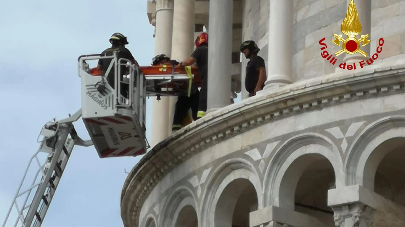 Un momento del salvataggio (foto vigili del fuoco) 