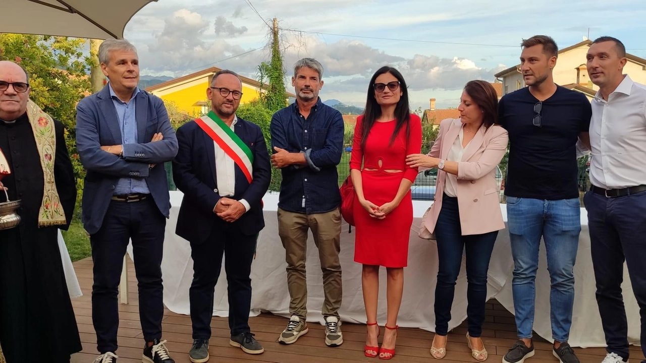 Il parroco don Carlo Cipollini ha presenziato insieme agli amministratori all’inaugurazione della struttura sportiva