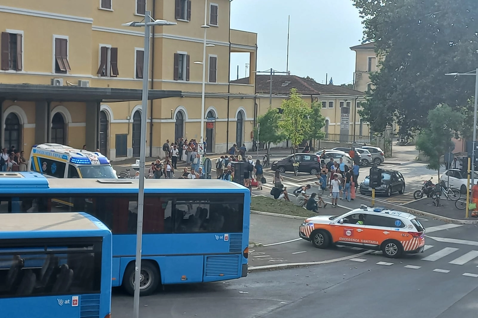 I mezzi di soccorso davanti alla stazione di Empoli  dove una persona è rimasta gravemente ferita in un incidente ferroviario