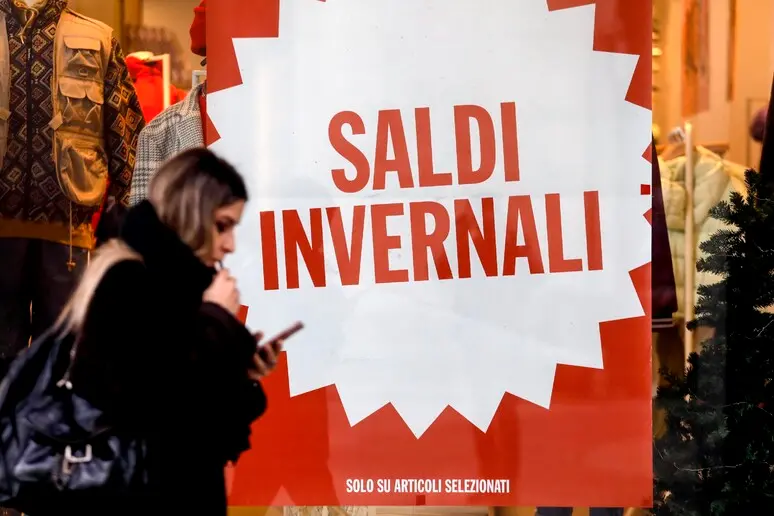 Dopo i regali di Natale è tempo di shopping, iniziano i saldi invernali in Toscana: ecco quando