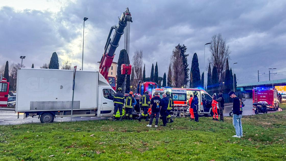 Incidente in fondo al viadotto dell’Indiano, coinvolti furgone e motorino