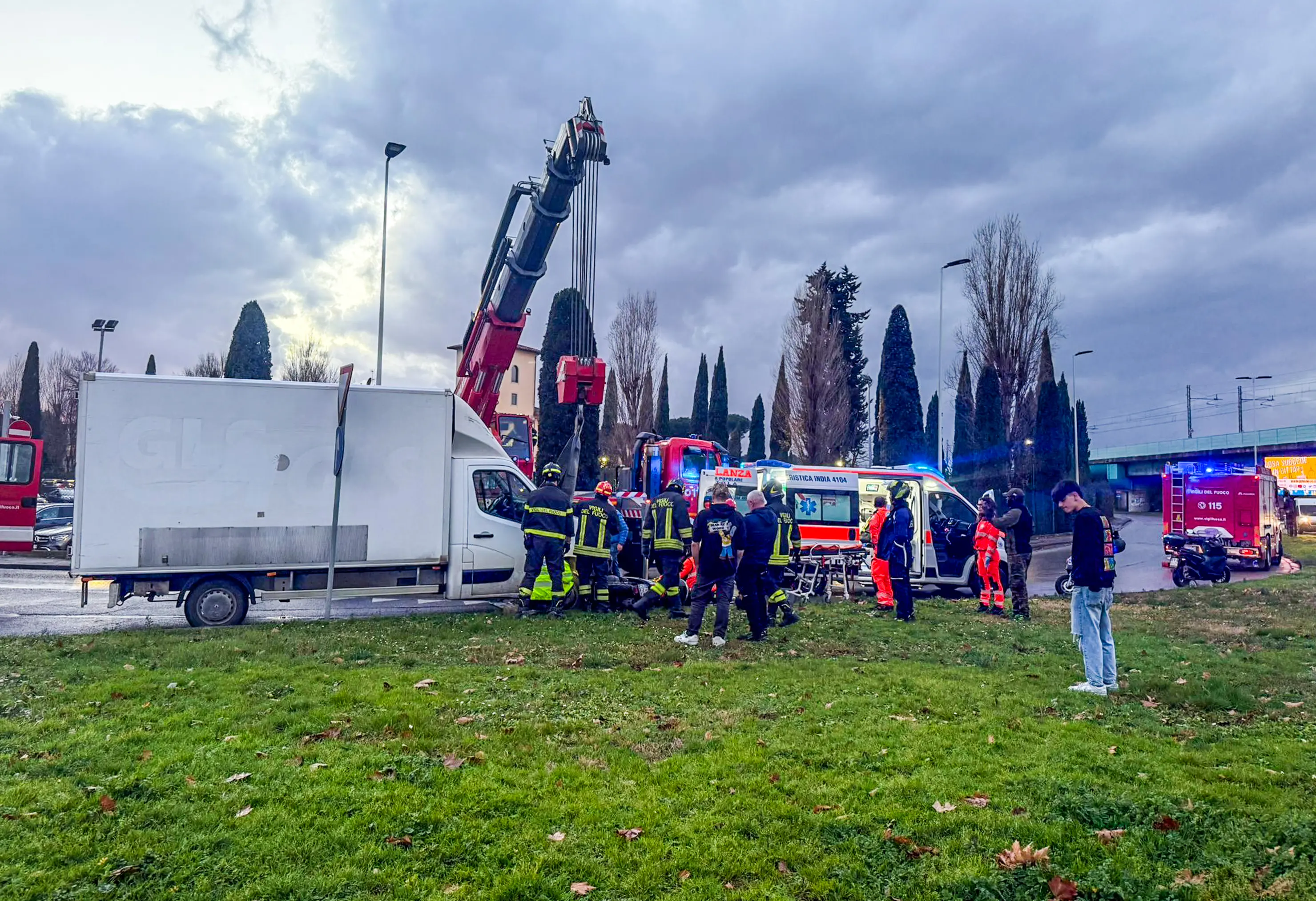 Incidente in fondo al viadotto dell’Indiano, coinvolti furgone e motorino