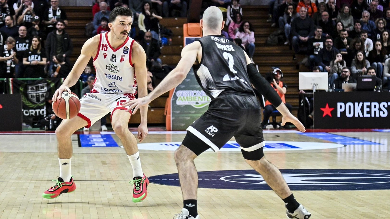 Lorenzo Saccaggi ha chiuso la serata con 12 punti, 4 rimbalzi e 4 assist Elisa Maestripieri / Pistoia Basket 2000)