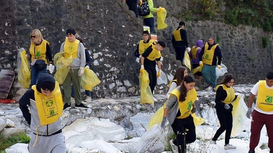 Domattina grandi e piccini lungo le rive del fiume