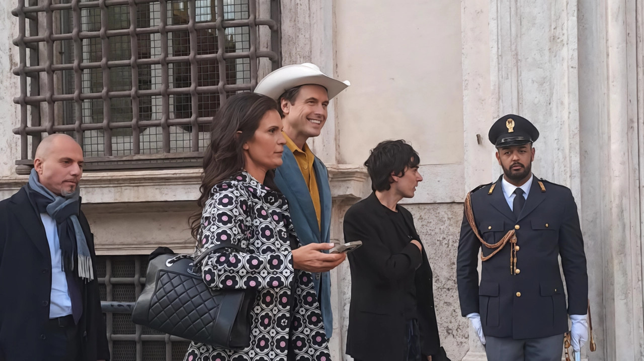 Kimbal Musk, il fratello minore di Elon, ieri ha fatto visita a Palazzo Chigi. Con in testa un cappello...