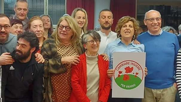 Foto di gruppo per la lista civica di sinistra che ha vinto le elezioni a Vaiano