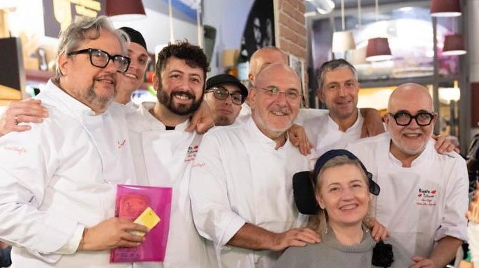 Una serata di solidarietà al ristorante Il Malandrino per sostenere la chef Velia De Angelis, costretta a lasciare la professione a causa di una malattia degenerativa. Amici e colleghi si sono riuniti per raccogliere fondi per le sue terapie domiciliari.