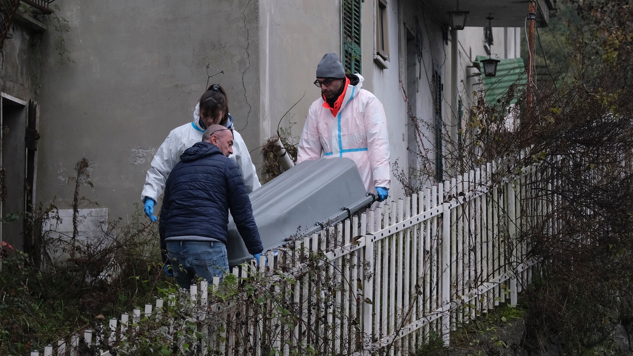 Il recupero della salma (Foto Pasquali)