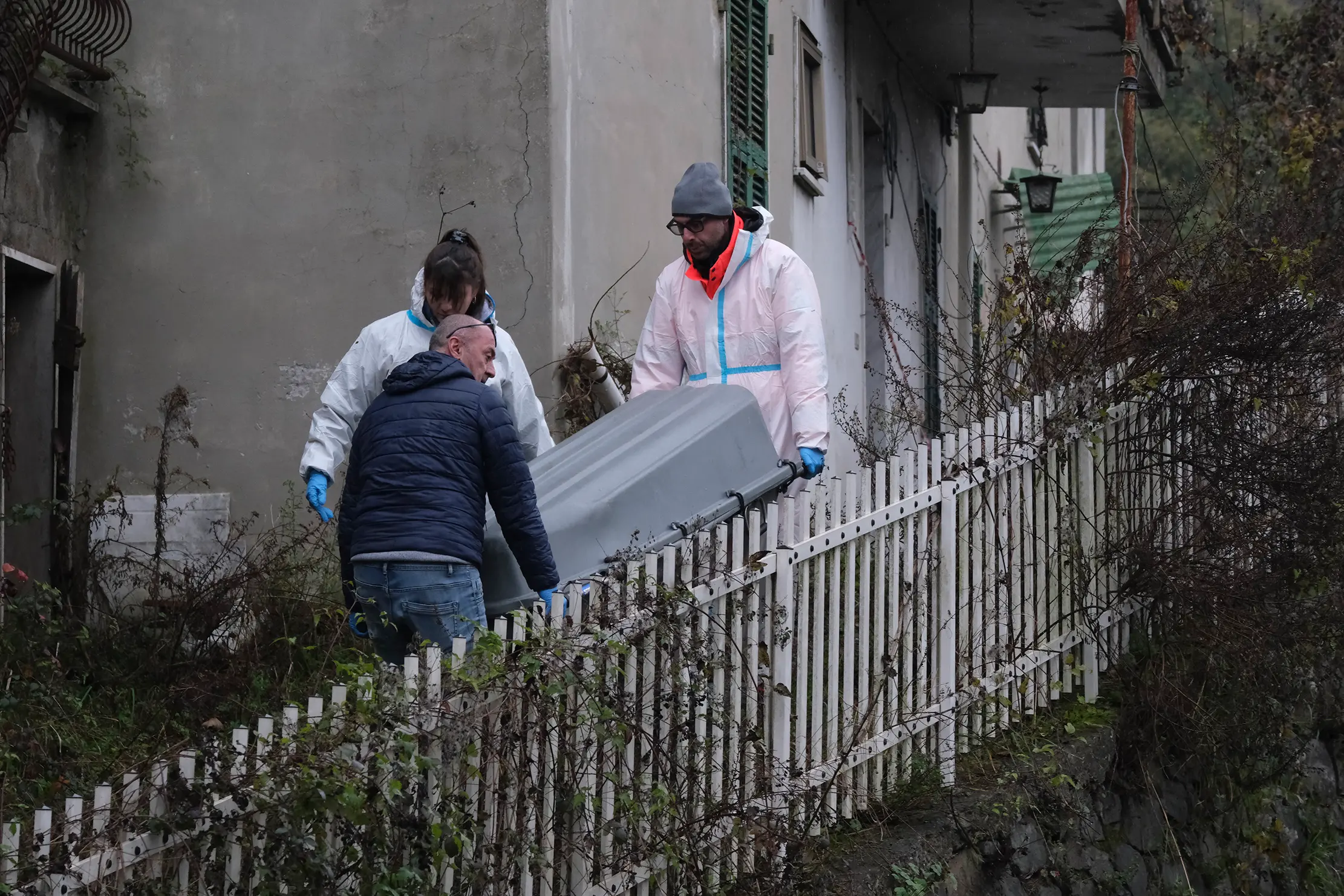 Trovato morto nello stabile occupato, ipotesi omicidio. Fermato un sospettato