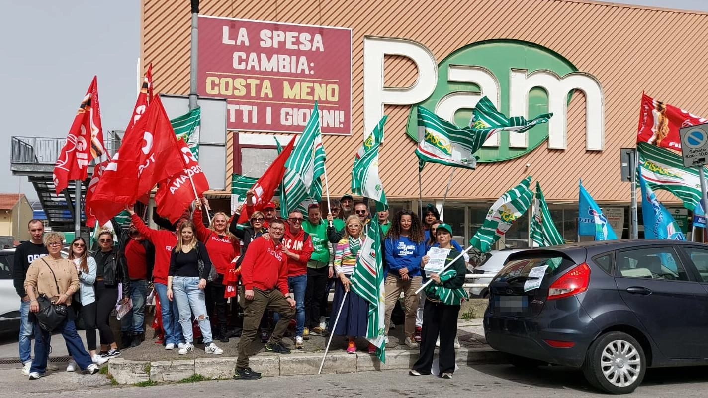 Contratto da rinnovare. Sit in di protesta dei lavoratori grossetani