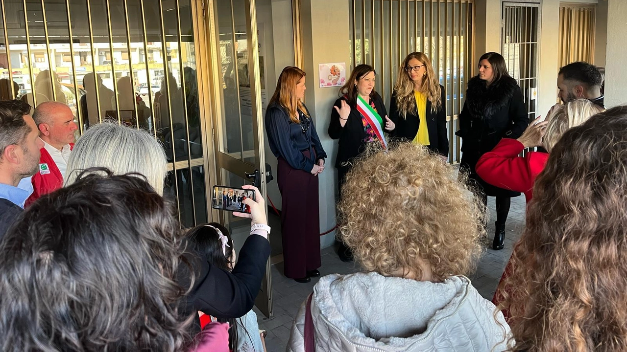 Ieri pomeriggio l’inaugurazione della sede dell’associazione Eunice nel Palazzo Rota nel quartiere stazione. In tanti al taglio del nastro