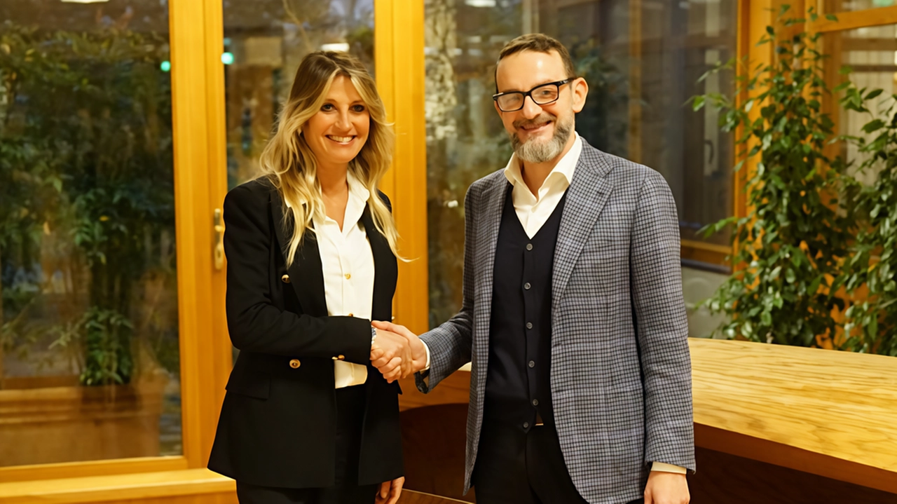 La presidente della fondazione della comunità energetica rinnovabile e sindaco di Montevarchi, Silvia Chiassai Martini, insieme all’AD di Aboca Massimo Mercati