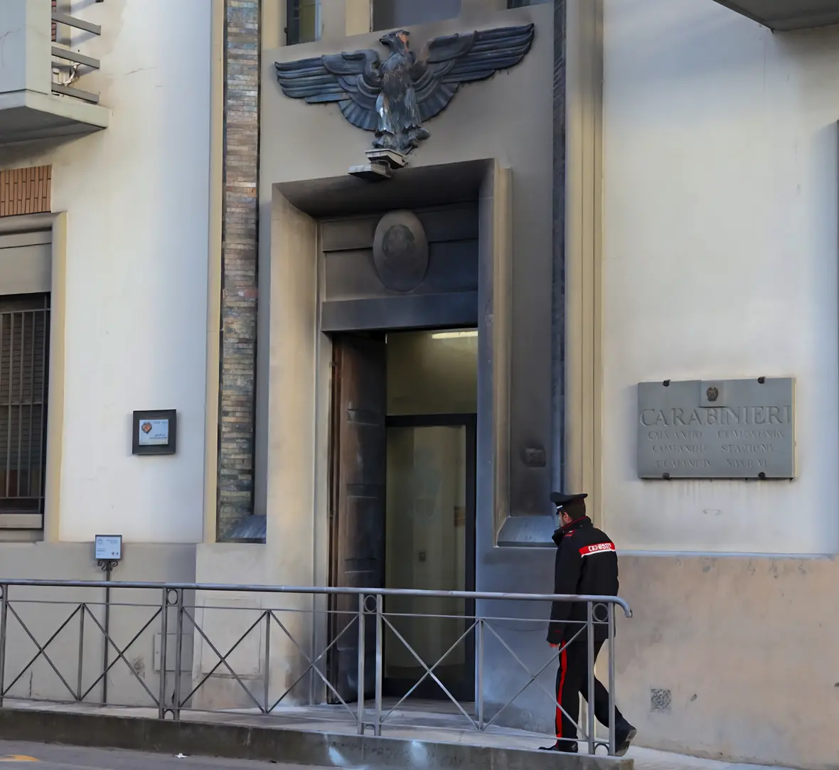 L’attacco ai carabinieri. Molotov contro la caserma. Ipotesi vendetta per Ramy