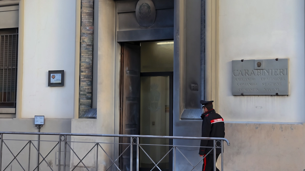 Il blitz durante la notte: in fiamme il portone dell’edificio. C’erano militari all’interno. Uomo incappucciato ripreso dalle telecamere. Nessuna pista esclusa. Lo sdegno di Funaro.