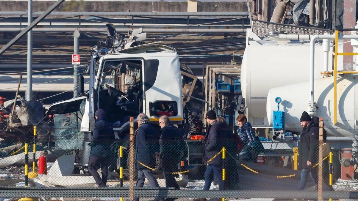 "Una tubazione sulla struttura" delle pensiline "risulta essere priva dei bulloni di sicurezza". Ipotesi di omicidio colposo, crollo doloso e rimozione dolosa di cautele contro infortuni sul lavoro.