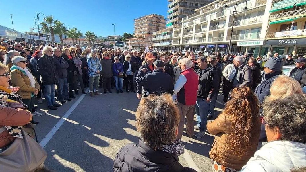 Un momento della manifestazione sul porto di Portoferraio. Tanti cittadini hanno partecipato all'iniziativa