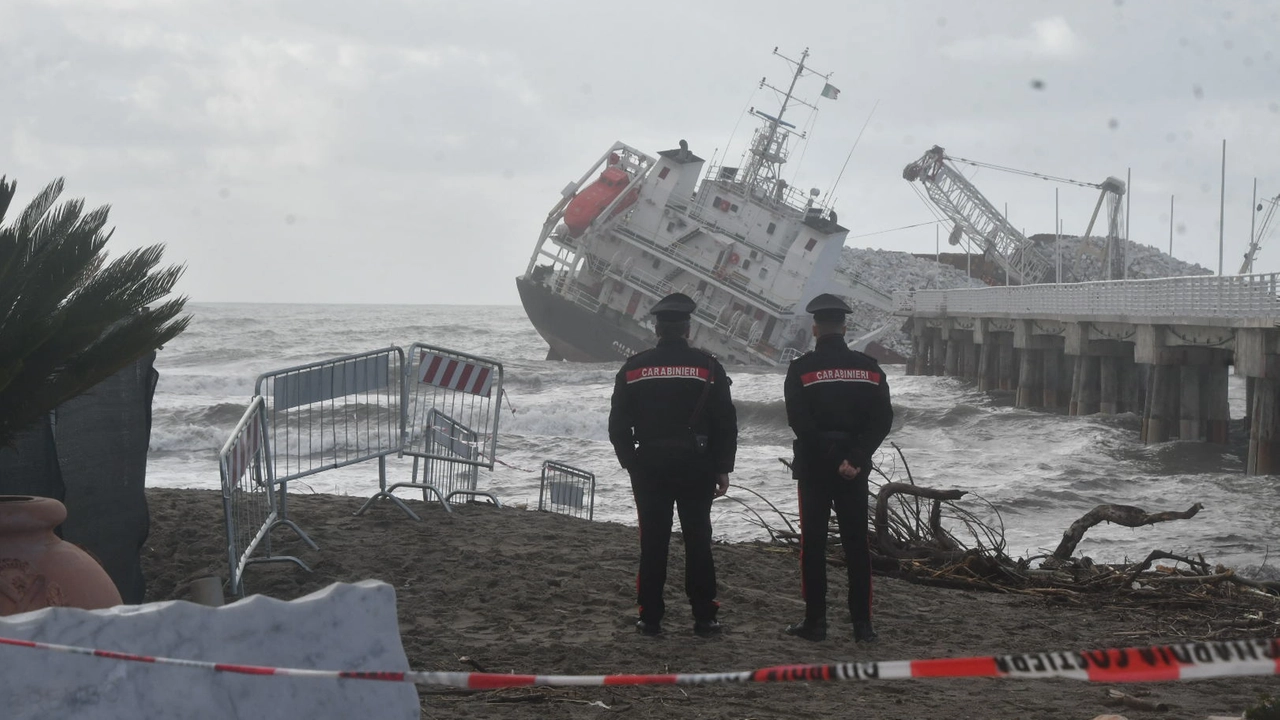 Nave arenata a Marina di Massa, aperta inchiesta per naufragio