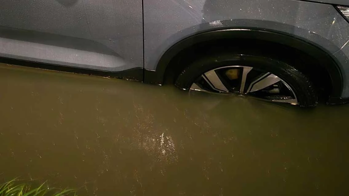 Una delle auto rimaste sotto l’acqua nelle strade di Pisa, sono state diverse fra la città e la costa le vie allagate