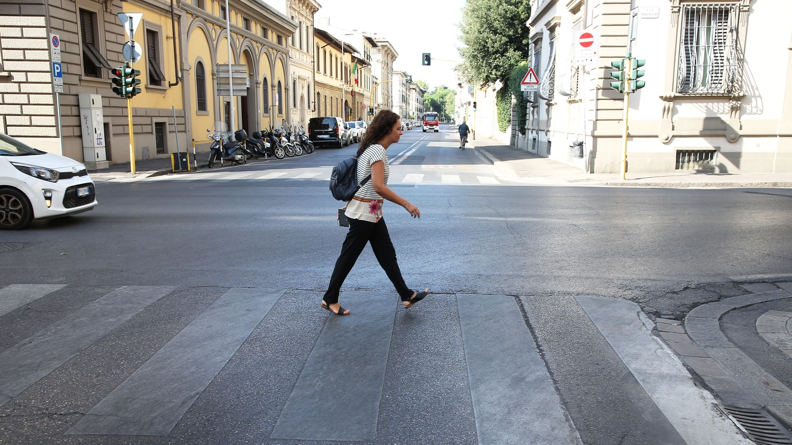 Le strisce sbiadite in via Masaccio viacino all’angolo con via Giuseppe La Farina sono uno dei tanti casi in città