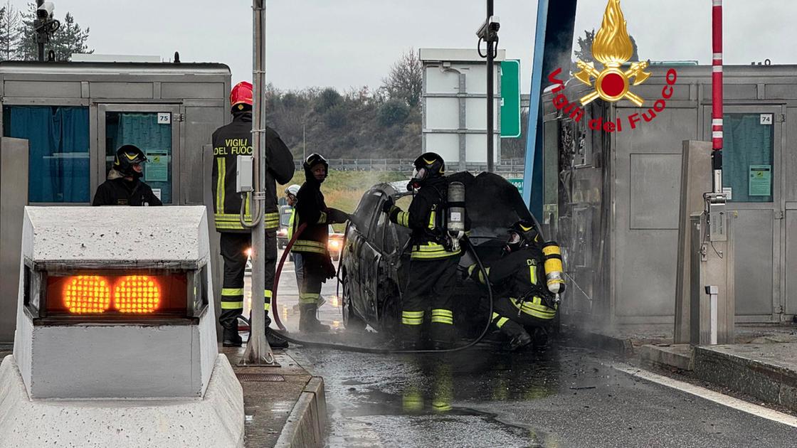 Impruneta, auto a fuoco al casello dell’autostrada