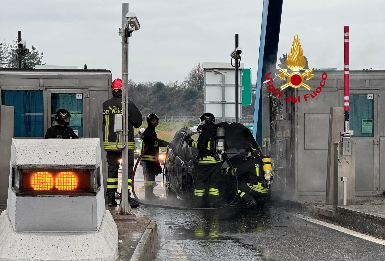 Impruneta, auto a fuoco al casello dell’autostrada