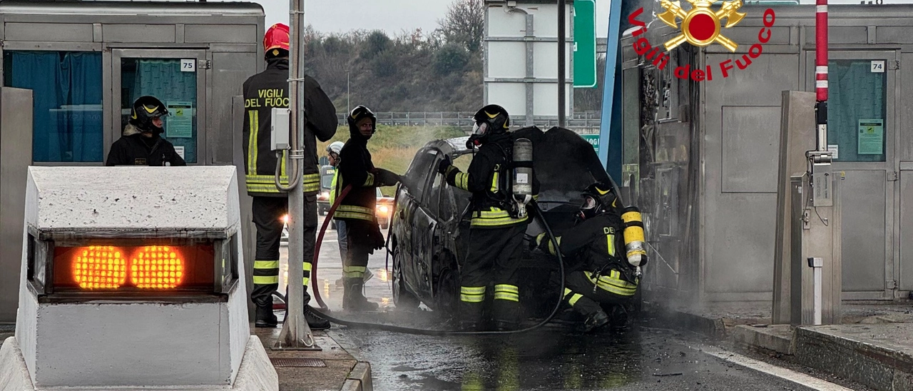 Impruneta, auto a fuoco al casello dell’autostrada