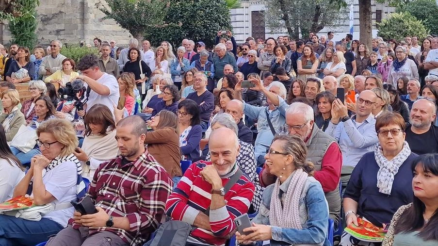 La giornata conclusiva di "Un Altro Parco in Città" a Pistoia si concentra su temi green cruciali come il cambiamento climatico, la prevenzione al seno, la scienza e la politica internazionale, e la medicina in cucina. Numerosi eventi e attività coinvolgono la comunità, promuovendo la consapevolezza e l'azione per un futuro sostenibile.