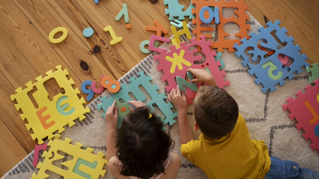 I bambini giocano nella ludoteca