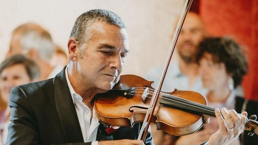 Il violinista lucchese multato per aver suonato con amplificazione in piazza Anfiteatro accetta la sanzione con dignità, ammettendo la trasgressione e chiedendo scusa per il disturbo causato.