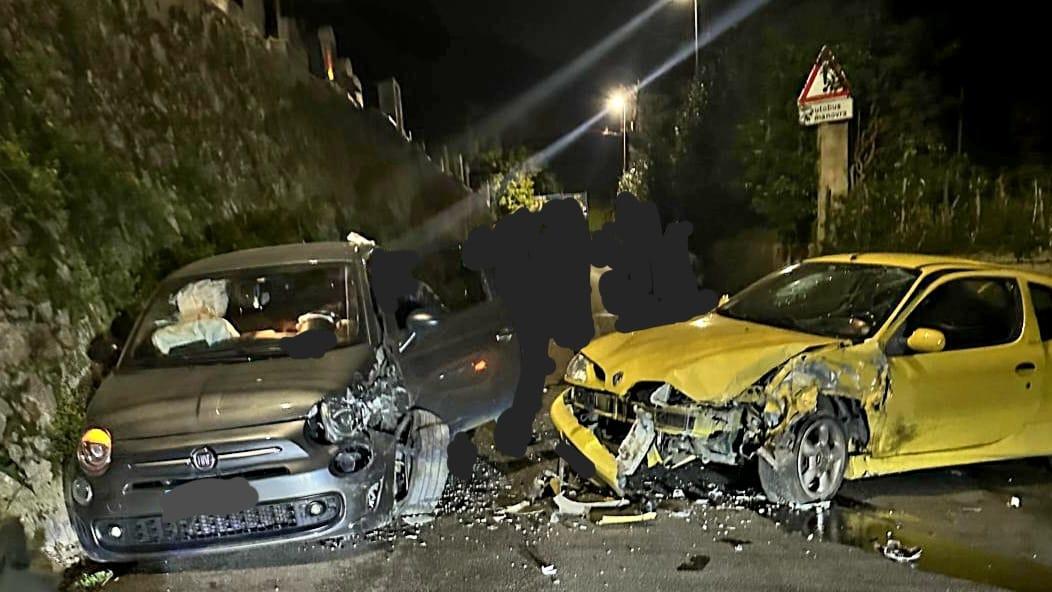 Violento scontro fra due auto, grave una diciottenne