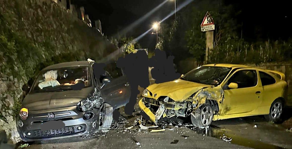 Violento scontro fra due auto, grave una diciottenne