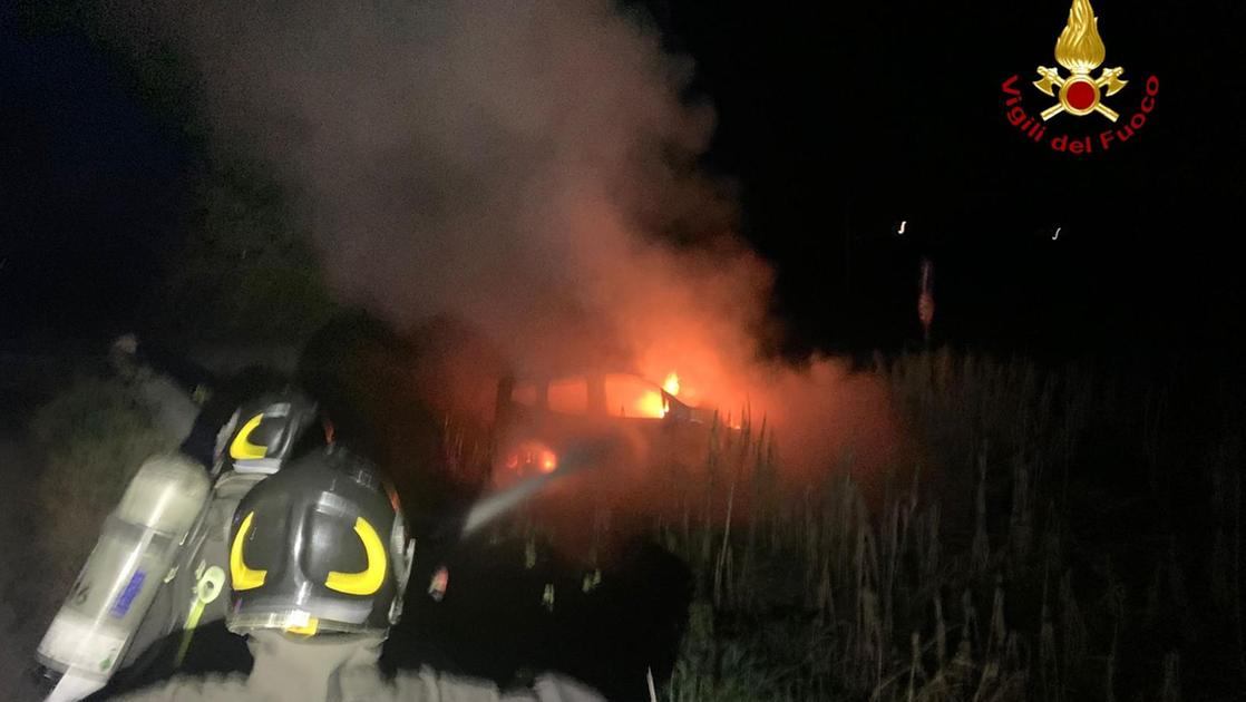 Incidente stradale nella notte di Capodanno, auto esce di strada e va a fuoco