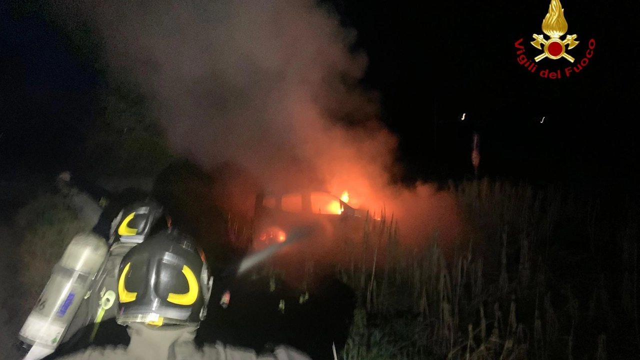 Incidente stradale nella notte di Capodanno, auto esce di strada e va a fuoco