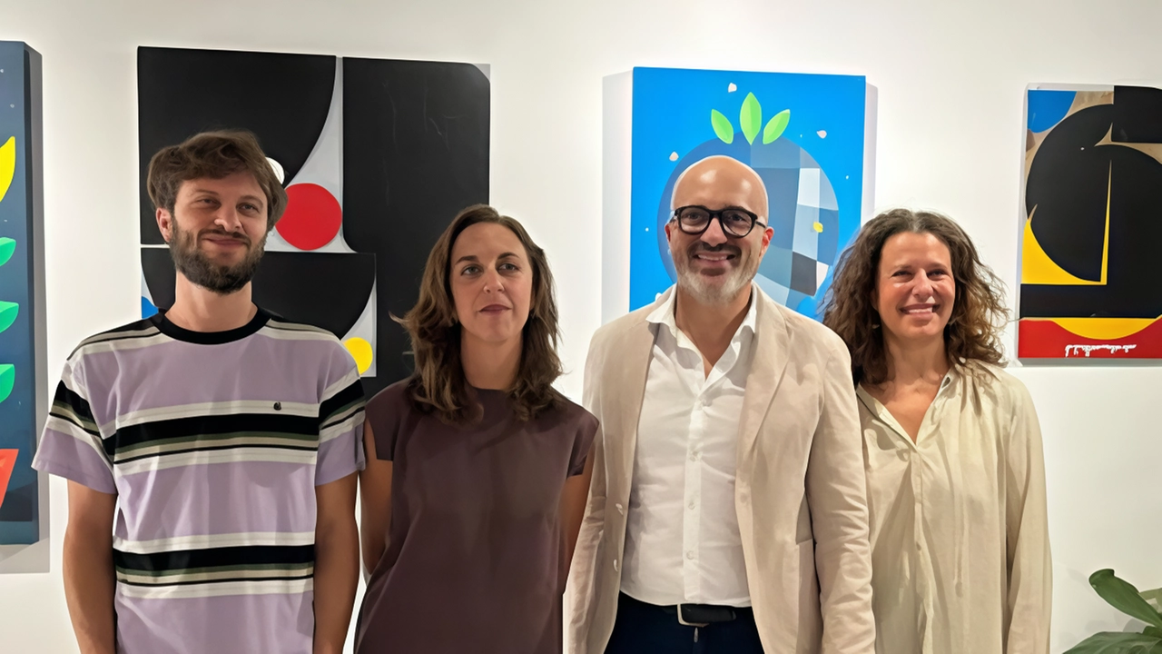 Da sinistra: Gianluca Milli e Sofia Bonacchi della Street Levels Gallery, gli assessori Giovanni Bettarini e Caterina Biti