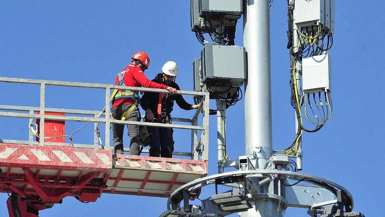 Tecnici al lavoro per la manutenzione di un’antenna.. A Follo gli uffici. hanno rigettato il progetto per l’installazione di un dispositivo in via Gramsci (foto di repertorio)