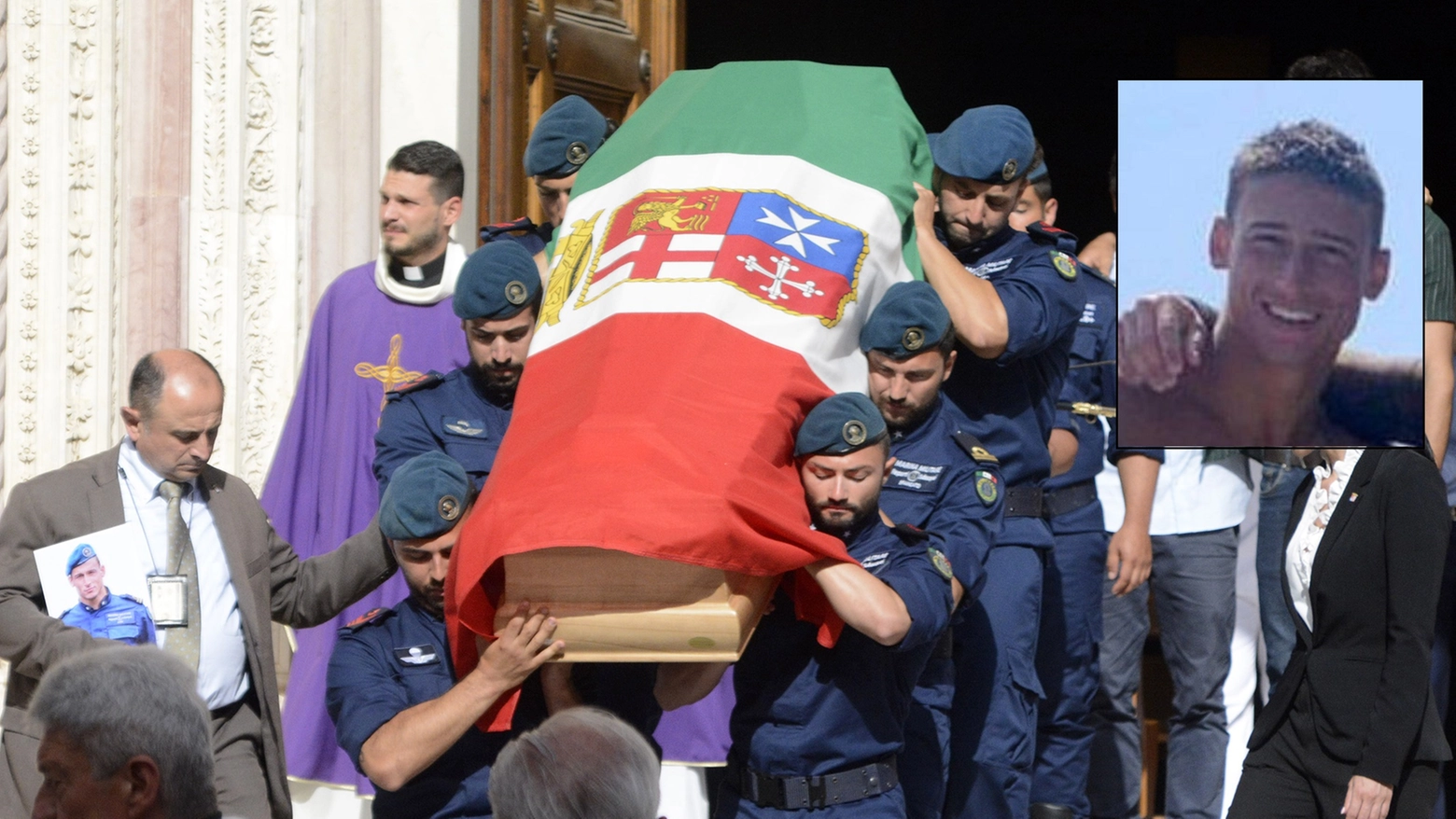 La bara all'uscita della cattedrale di Grosseto (foto Aprili); nel riquadro, Pietro Stipa