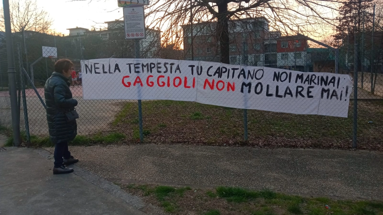 Uno degli striscioni che sono comparsi ieri nella vicinanza del Comprensivo Bonaccorso da Montemagno, dove il tribunale ha sospeso per sei mesi il dirigente per violazione delle Mad, le nomine che riguardano i supplenti