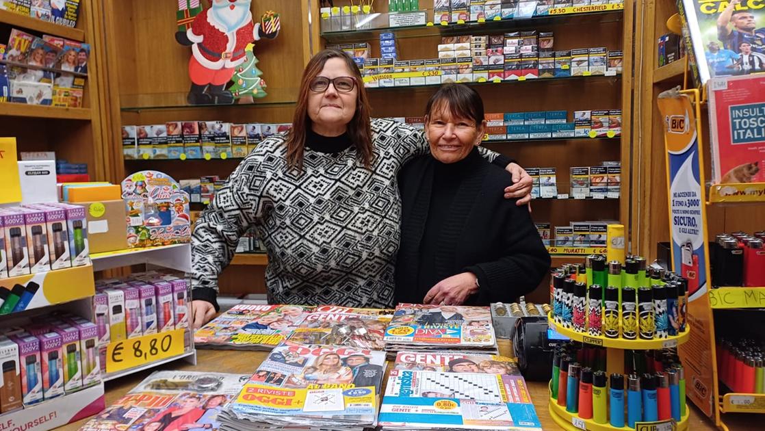 Chiude la storica edicola in via Fillungo. “Troppo dura senza Beppe”