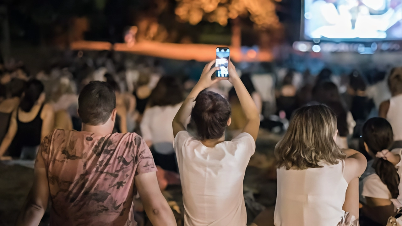 Il cinema sotto le stelle è tornato a essere un must dell’estate: coperta, cuscino e tutti davanti al maxi schermo al fresco della sera