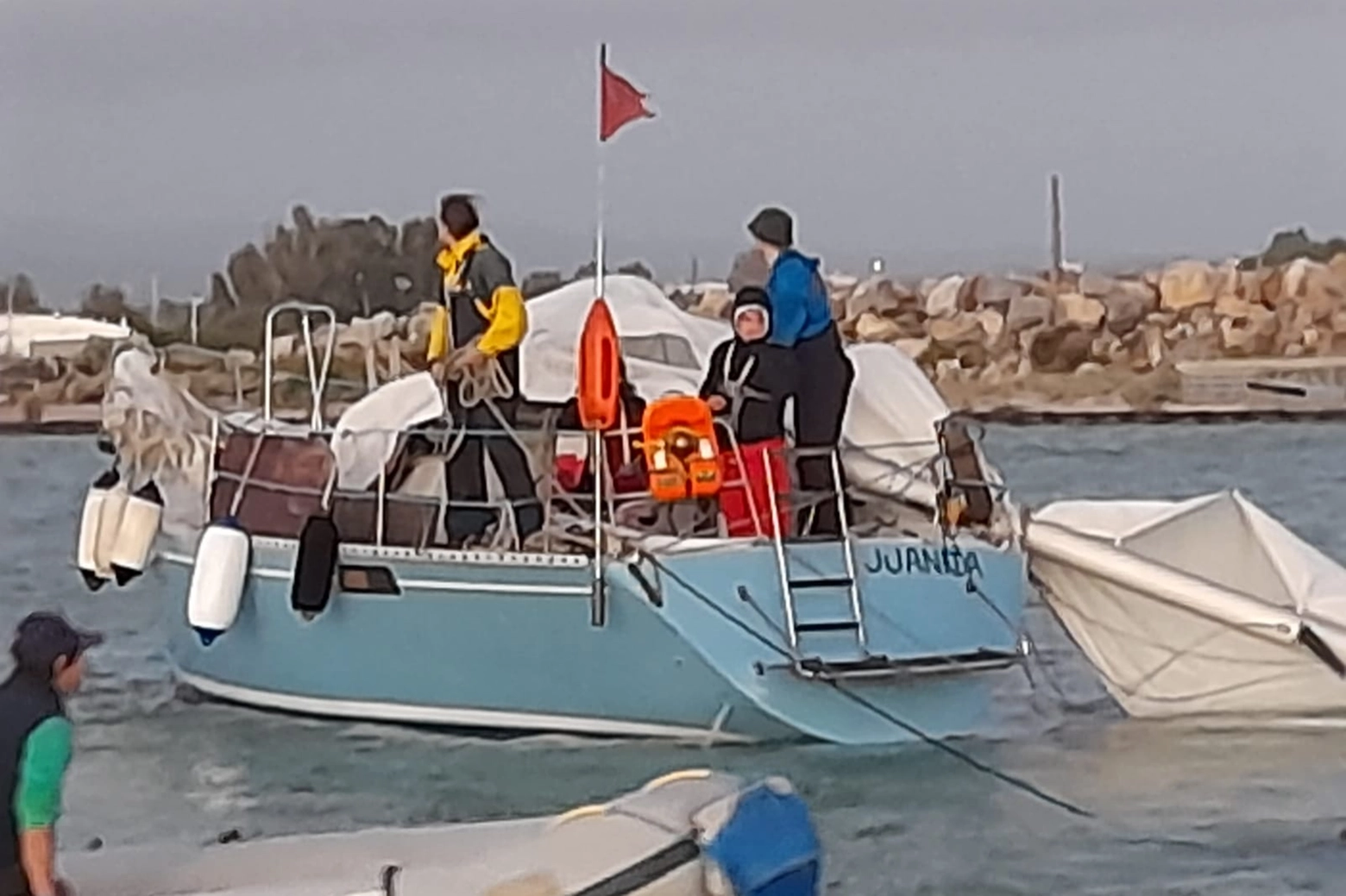 La barca a vela disalberata