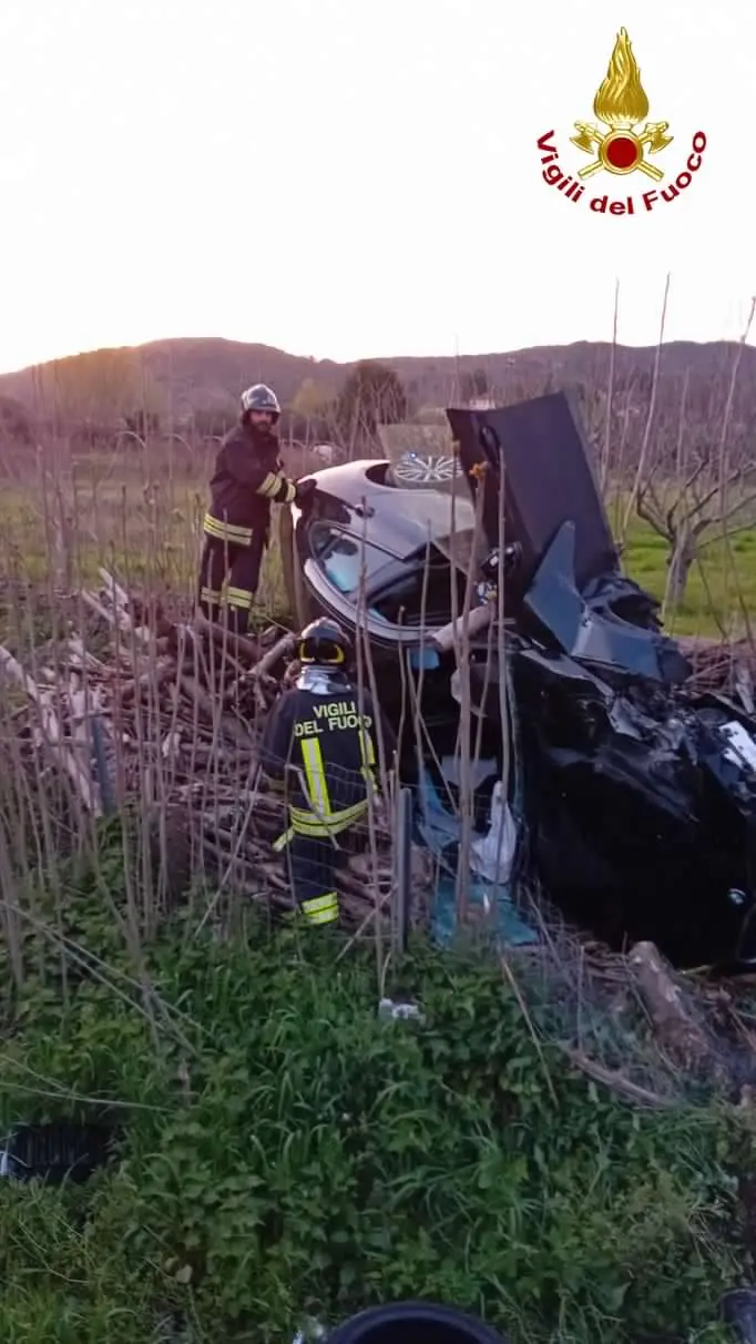 Lucca, incidente in autostrada. Il conducente estratto dai vigili del fuoco