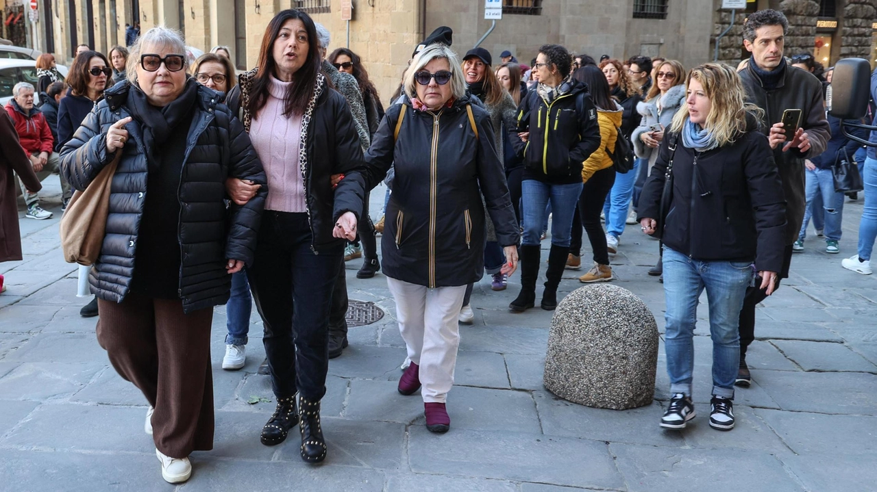 La protesta dei tassisti, con le donne in prima linea, ieri mattina in centro storico. La manifestazione è stata organizzata dopo che una conducente ha denunciato di aver subito intimidazioni da un Ncc