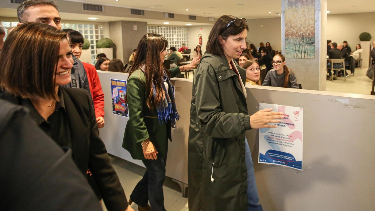 Elly Schlein con Stefania Proietti e Vittoria Ferdinandi alla mensa universitaria