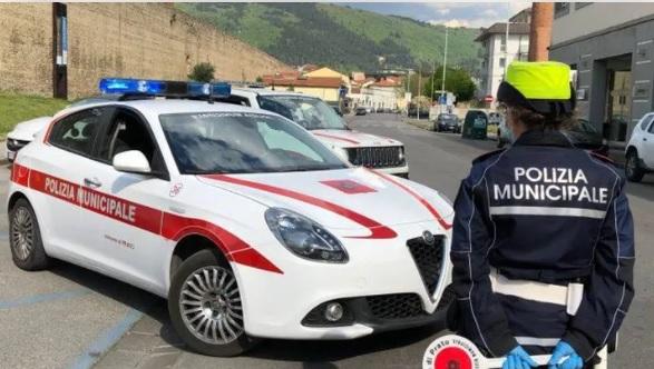 Betoniera perde cemento per strada, traffico in tilt: autista rintracciato e multato