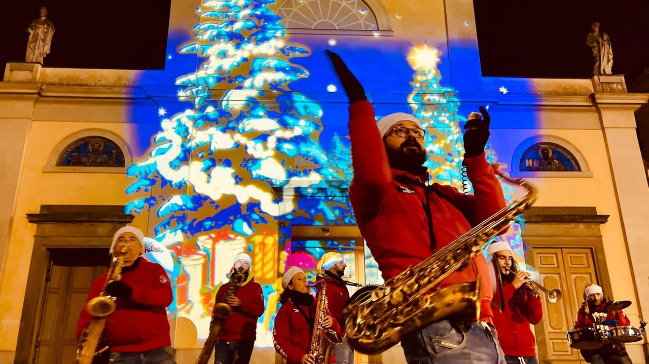 Scende la neve in piazza. E poi il concerto natalizio