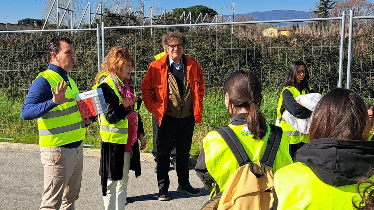 Il titolare della storica azienda lucchese, Marco Severini, mentre illustra ai ragazzi l’attività fortemente improntata al rifiuto zero