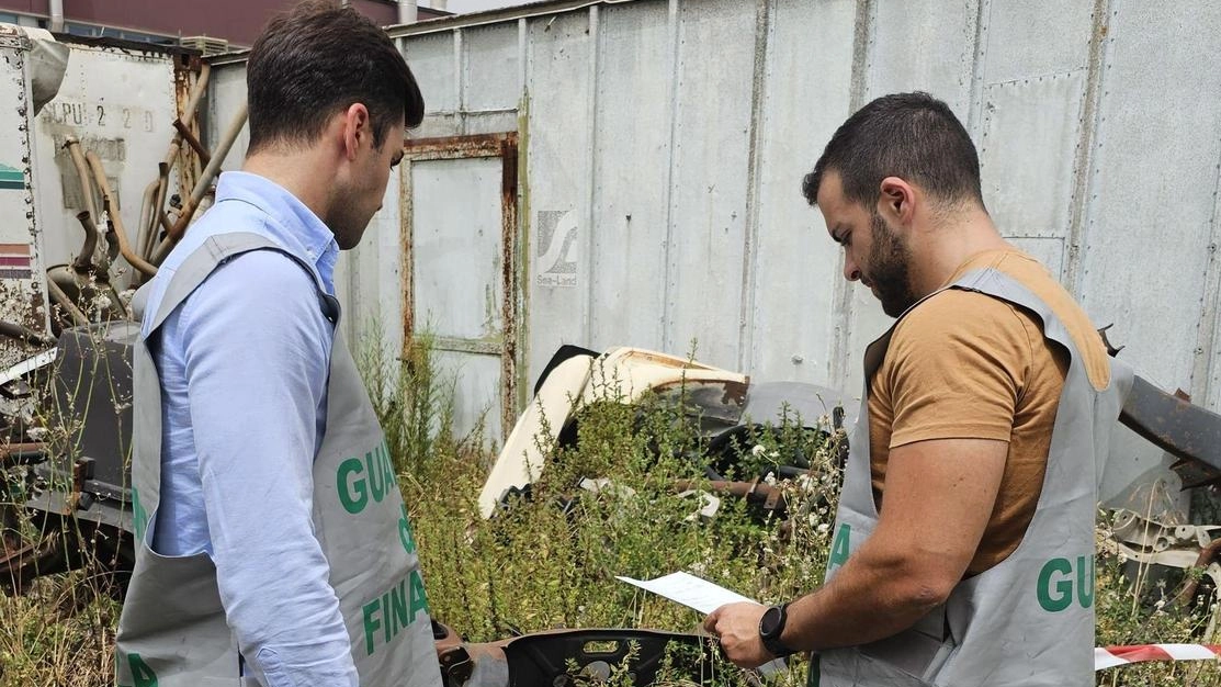 Il sopralluogo dei militari della guardia di finanza delle compagnie di Pontedera e San Miniato in uno dei terreni trasformati in discarica