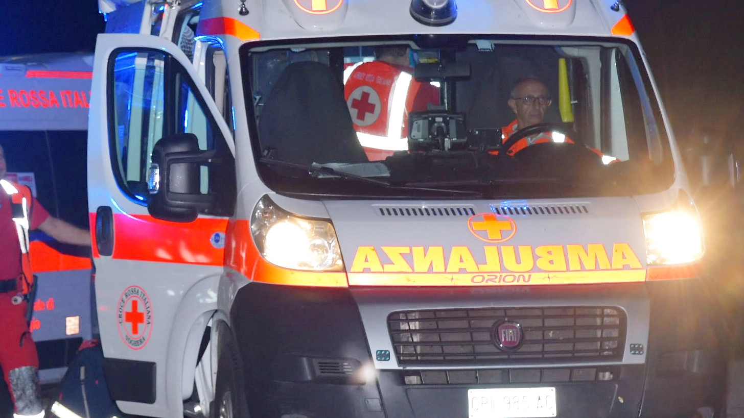 Un'ambulanza in una foto generica. Il giovane operaio si è infortunato a una mano ed è stato trasferito all'ospedale pisano di Cisanello